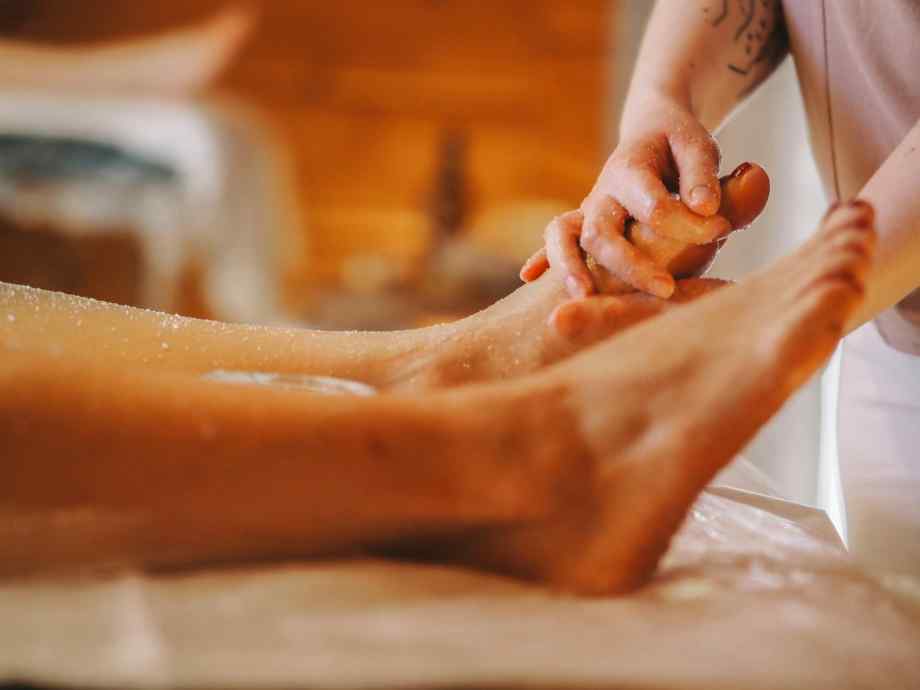 Massage des pieds : quels points sensibles stimuler pour soulager douleurs et fatigue ?-IRASF Santé