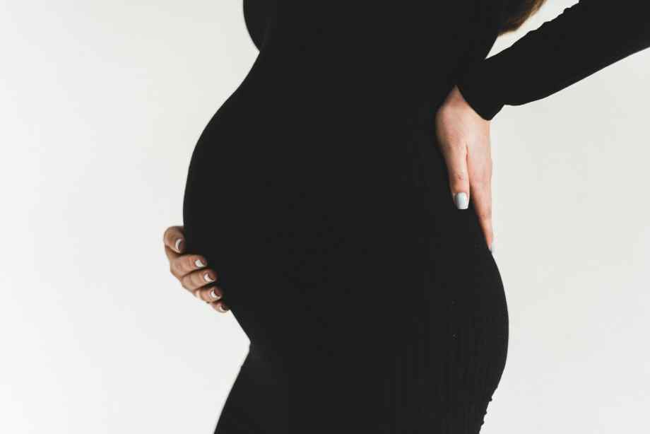 Urine qui sent fort et mal de dos pendant la grossesse : faut-il s’inquiéter ?-IRASF Santé