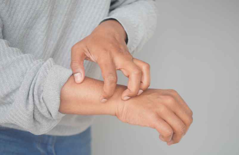 Main gauche qui gratte : quelle signification peut-on lui donner ?-IRASF Santé